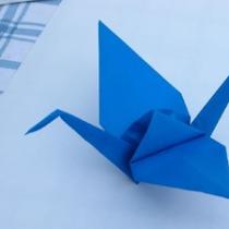 Бумажный журавлик в технике оригами