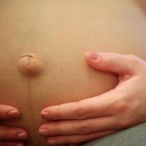 Почему возникает полоска на животе при беременности
