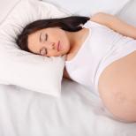 Kāpēc grūtniecēm nevajadzētu gulēt uz muguras?