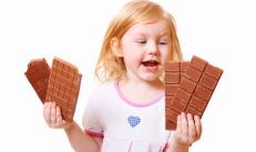 Por que uma criança come muitos doces e o que fazer a respeito?