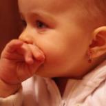 Semua tentang tindik telinga untuk anak-anak: saran dari dokter anak