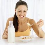 Come aumentare il contenuto di grassi del latte per una madre che allatta durante l'allattamento: cosa dovresti mangiare per rendere il latte nutriente?