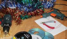 Gigantische kerstballen gemaakt van cd's