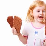 Kāpēc bērns ēd daudz saldumu un ko ar to darīt?