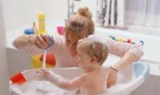 É possível dar banho em uma criança após a vacinação contra hepatite?