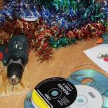 Milzu Ziemassvētku balles, kas izgatavotas no kompaktdiskiem