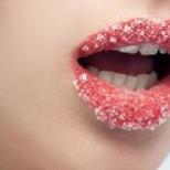 口の近くの皮膚の皮がむける：原因を見つけて不快感を取り除く 唇の近くの顔の皮がむける