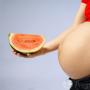 Perché l'ombelico sporge e sporge nelle donne in gravidanza?