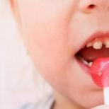 Kāpēc nevajadzētu dot bērnam saldumus: atbild ārsts