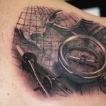 Tatuaggi con bussola e il loro significato Tatuaggio con bussola magnetica
